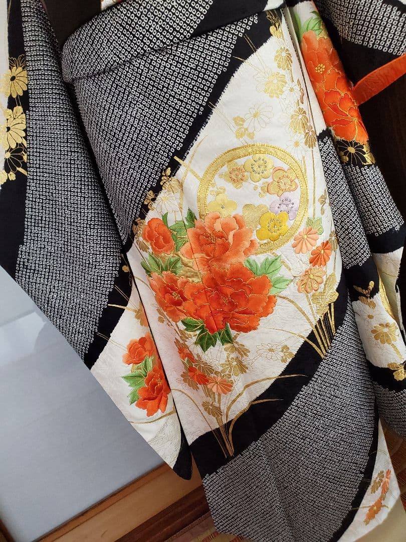 【レトロ調＊美品】振袖&襦袢セット　絞り　刺繍　黒　白　オレンジ　トールサイズ