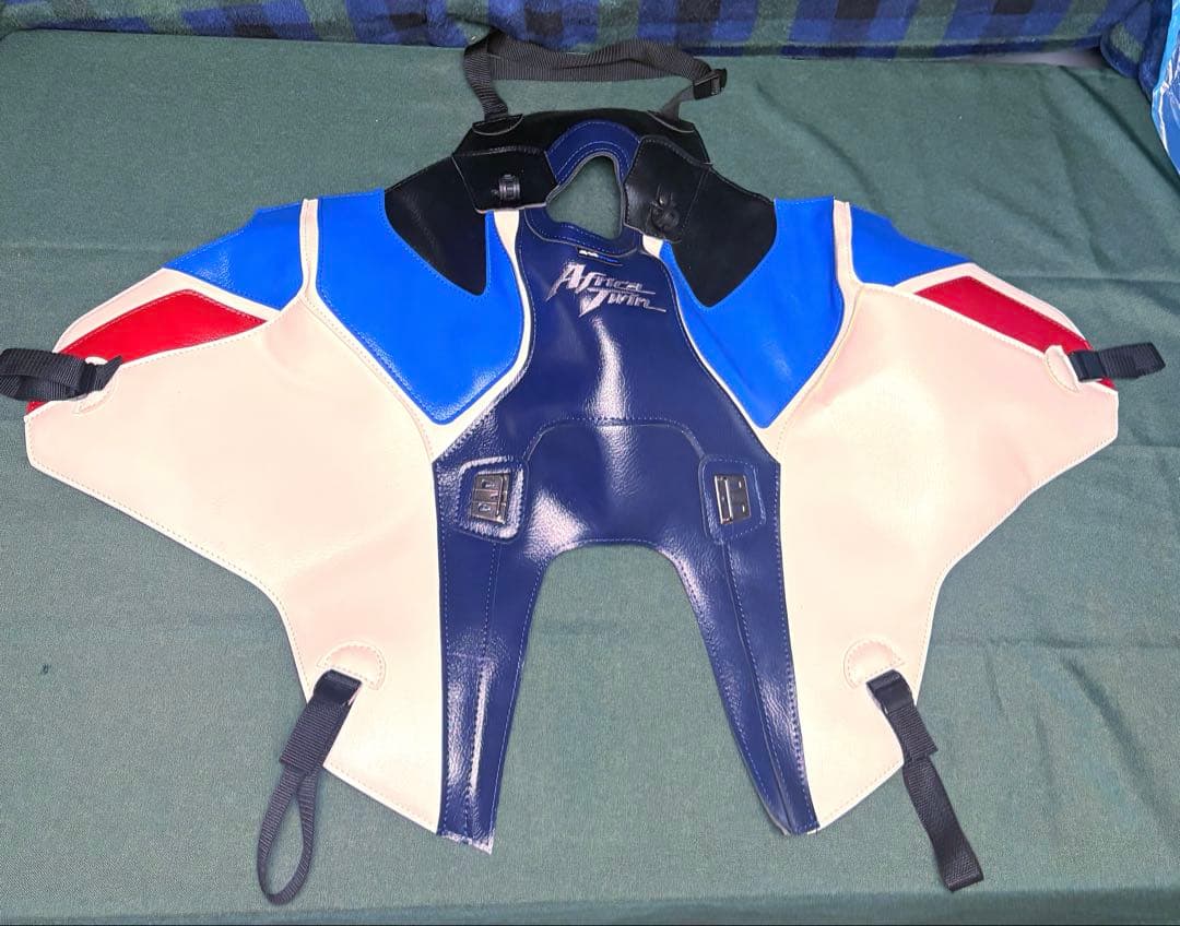 バグスター製タンクカバーアフリカツイン1100用