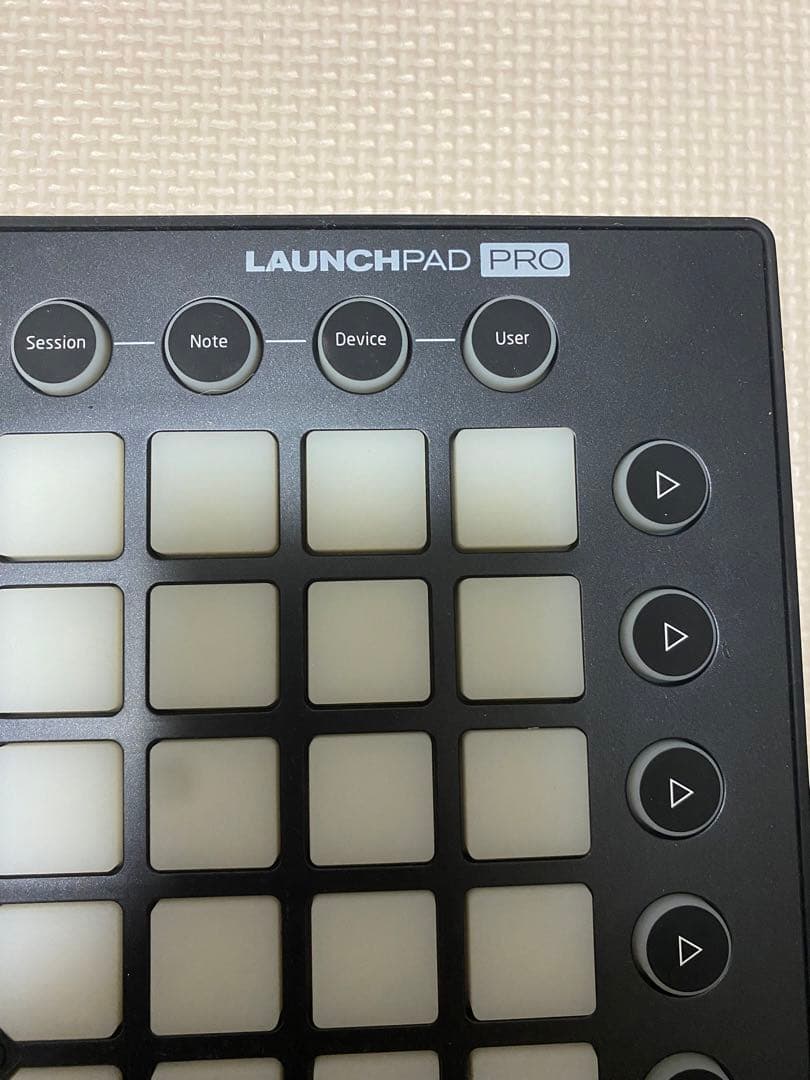 Novation LAUNCHPAD PRO MIDIコントローラー