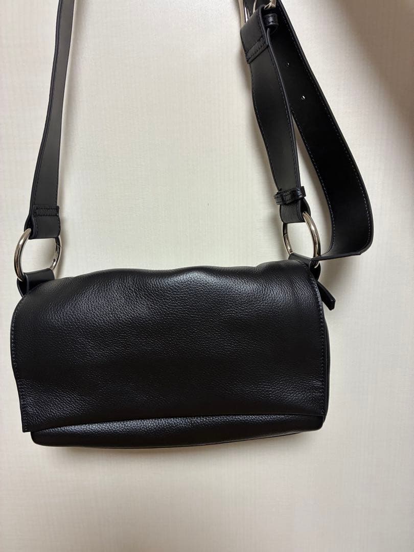 ブラックレザーショルダーバッグ　BEARDSLEY ビアズリー