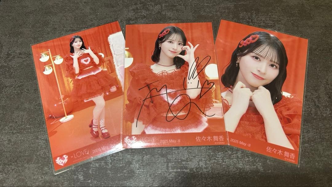 *む*＝LOVE 佐々木舞香 直筆生写真 とくベチュ、して 赤衣装