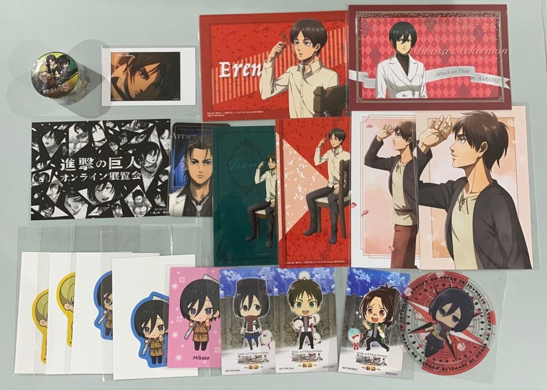 ☆進撃の巨人　グッズ まとめ売り　缶バッジ　紙類　キーホルダー他　約250点