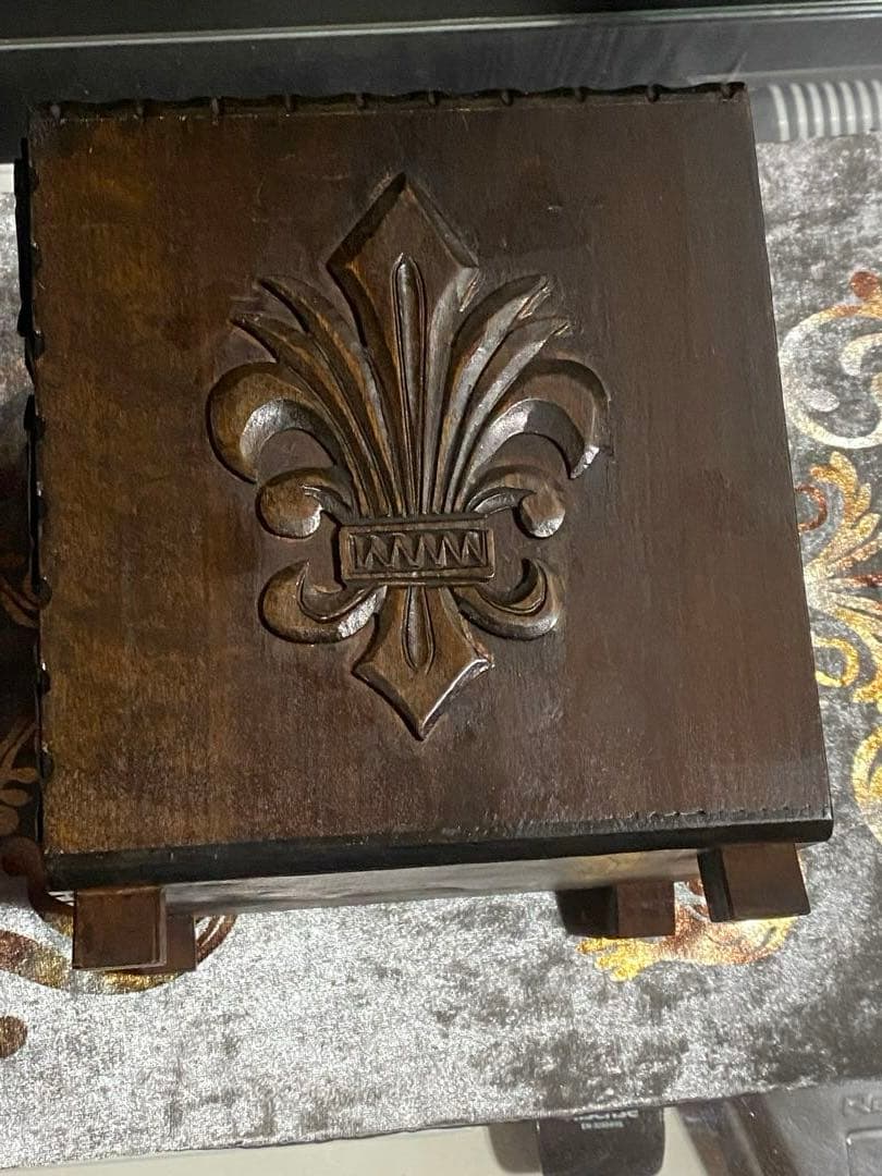 繊細な3面 彫刻♦️百合紋章♦️高級 アンティーク コンパクトチェスト♦️送料込