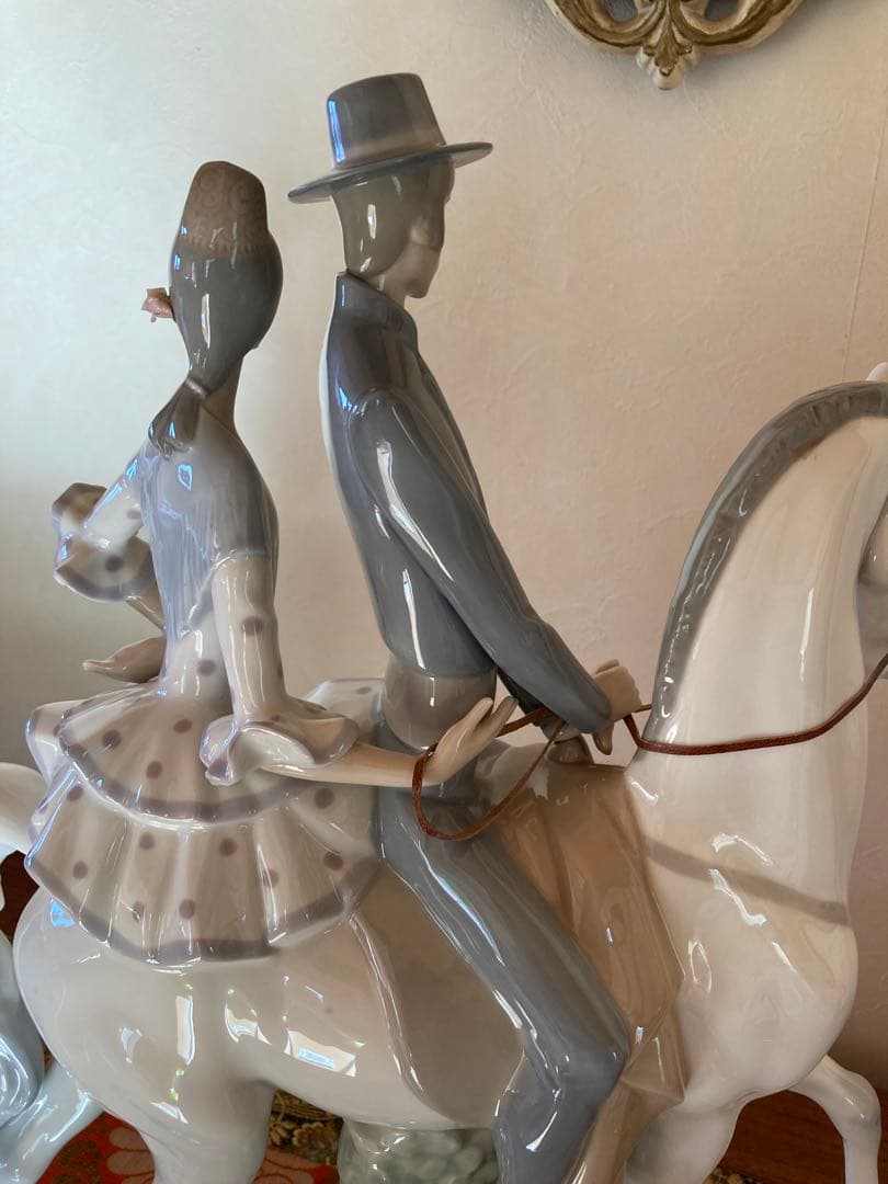 リアドロ　白馬に乗った男女