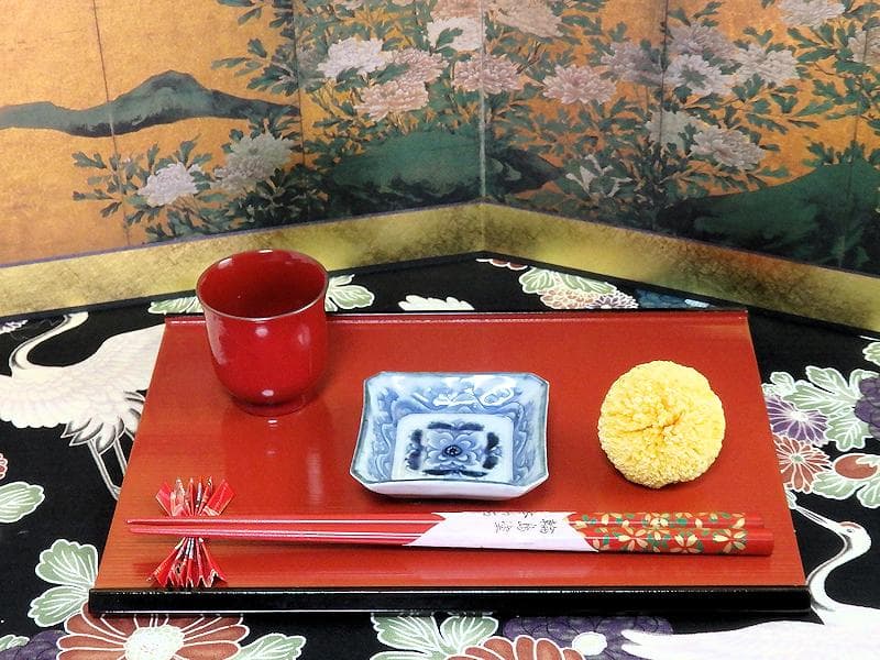 瀬戸　伊万里　染付　陽刻　波に花の図　四方角豆皿　E668AS-CUp