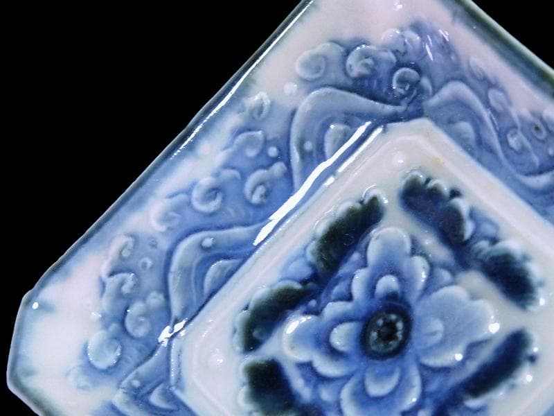 瀬戸　伊万里　染付　陽刻　波に花の図　四方角豆皿　E668AS-CUp