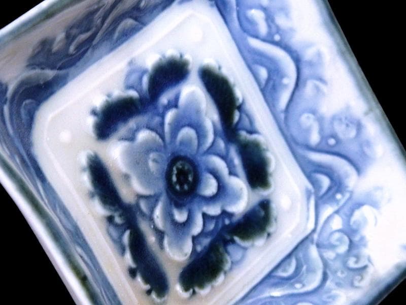 瀬戸　伊万里　染付　陽刻　波に花の図　四方角豆皿　E668AS-CUp