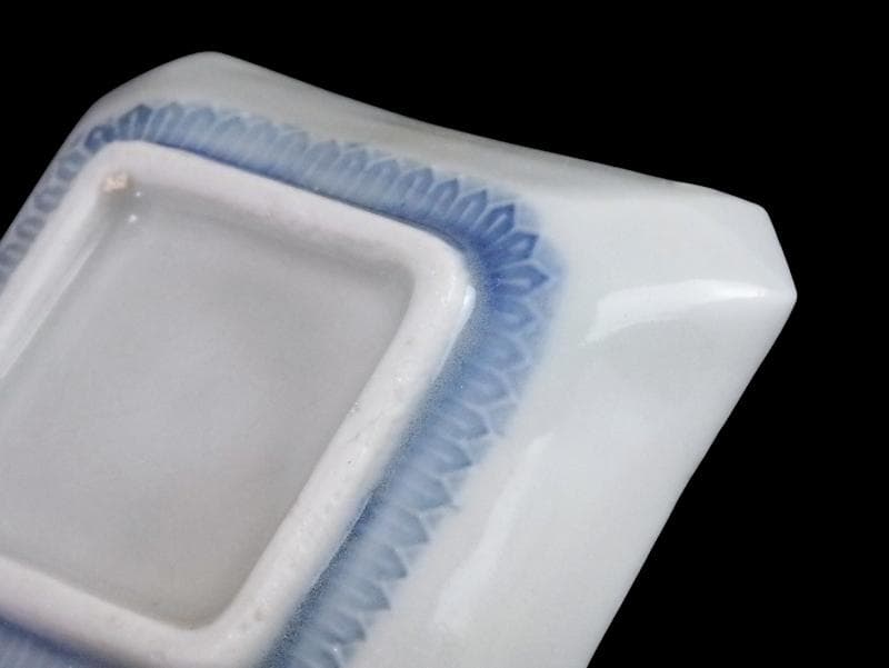 瀬戸　伊万里　染付　陽刻　波に花の図　四方角豆皿　E668AS-CUp