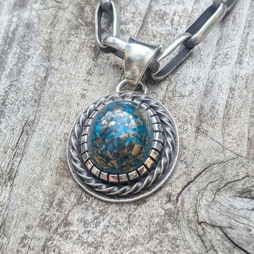 ハンドメイドのターコイズトップ　インディアンジュエリー風　　ネックレストップ