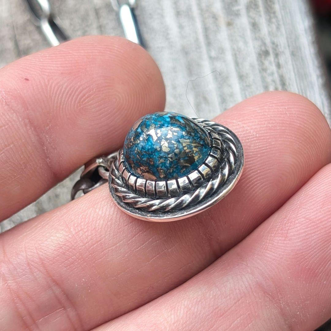 ハンドメイドのターコイズトップ　インディアンジュエリー風　　ネックレストップ