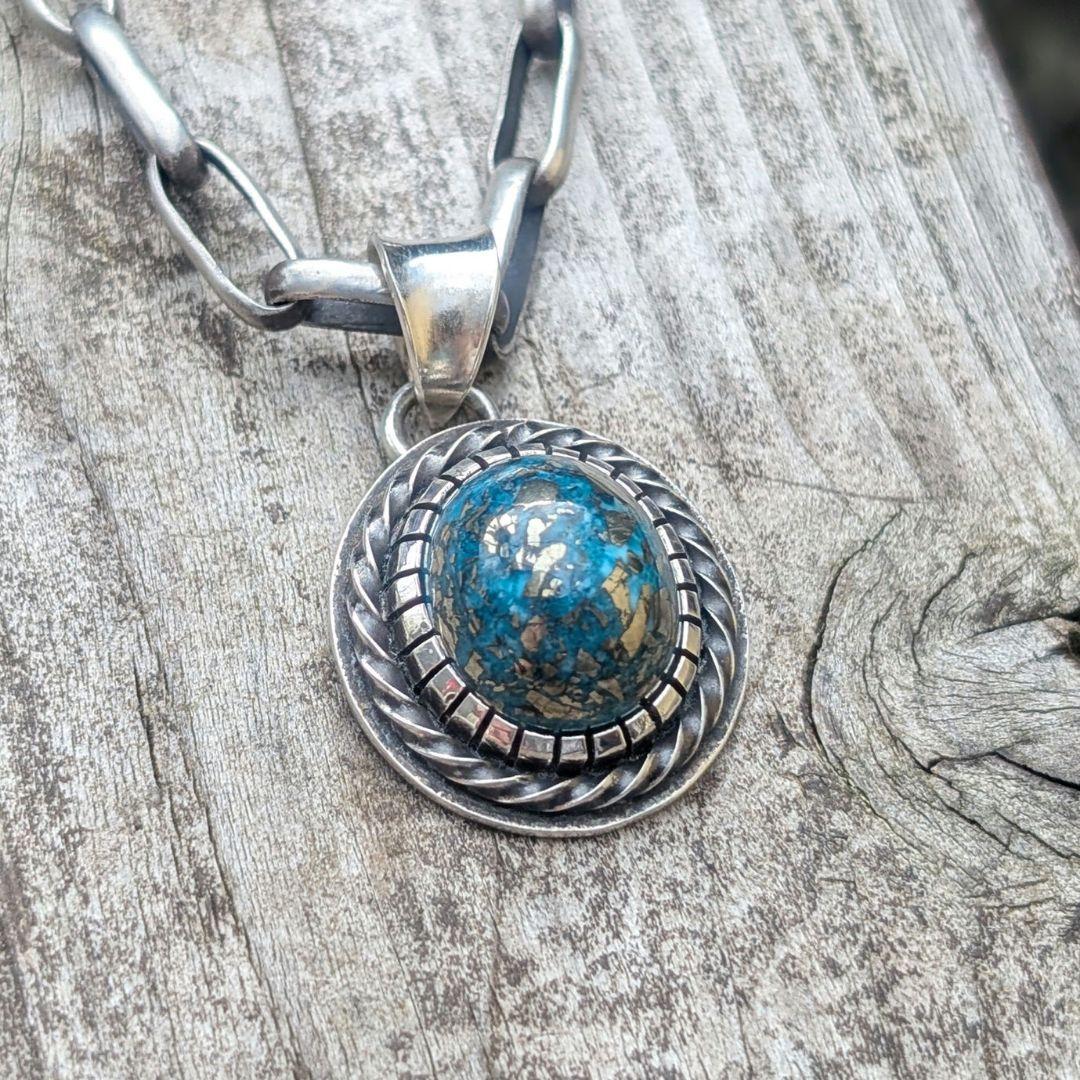 ハンドメイドのターコイズトップ　インディアンジュエリー風　　ネックレストップ