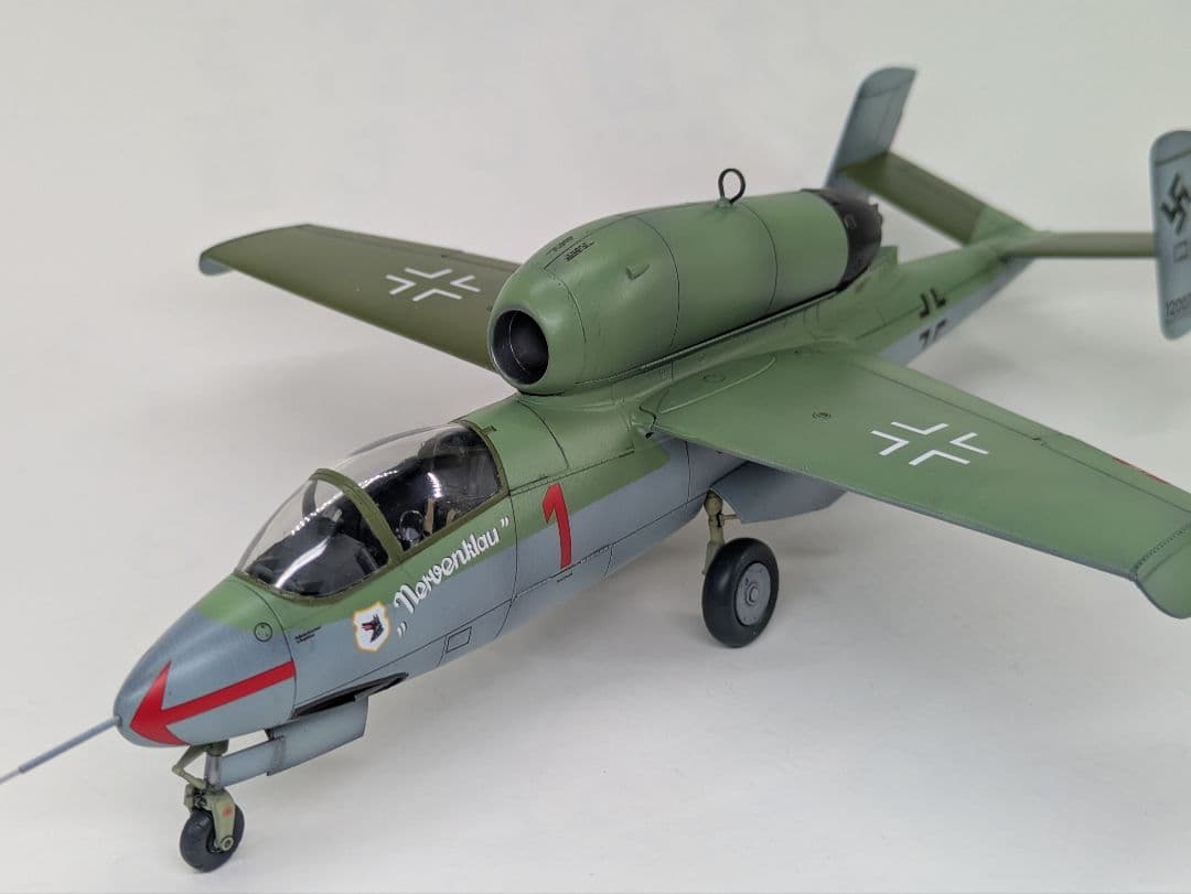 1/48ドイツ空軍戦闘機　ハインケルHe162 A-2 “サラマンダー“ 完成品