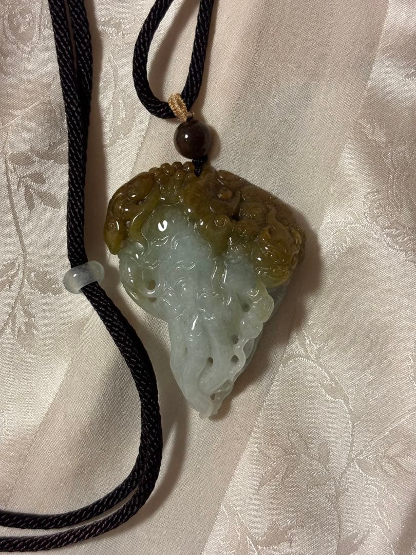 天然翡翠　手彫り　世界に一つだけ　根付？　本物保証