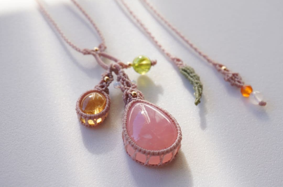 ディープローズクォーツ　シトリン　ペリドット　揺れる　マクラメ　ネックレス