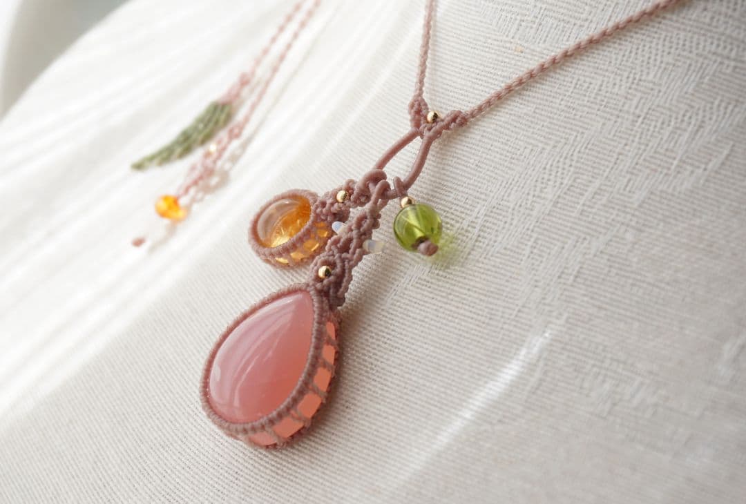 ディープローズクォーツ　シトリン　ペリドット　揺れる　マクラメ　ネックレス