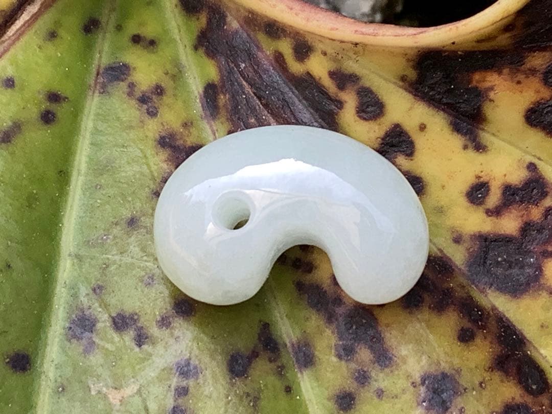 ✳純白氷肌‼️無垢の極上物　糸魚川翡翠勾玉　安価8800円卸し売り‼️ 鑑定鑑別書付