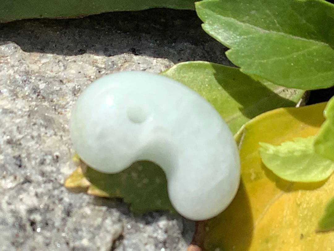 ✳純白氷肌‼️無垢の極上物　糸魚川翡翠勾玉　安価8800円卸し売り‼️ 鑑定鑑別書付