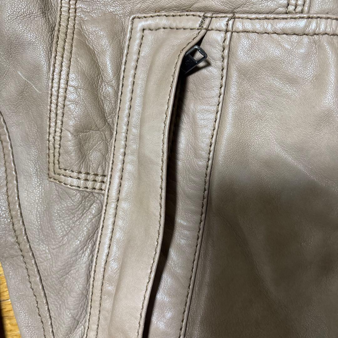 ディーゼル　ベージュ レザー シングルライダース　腕にシミあり！