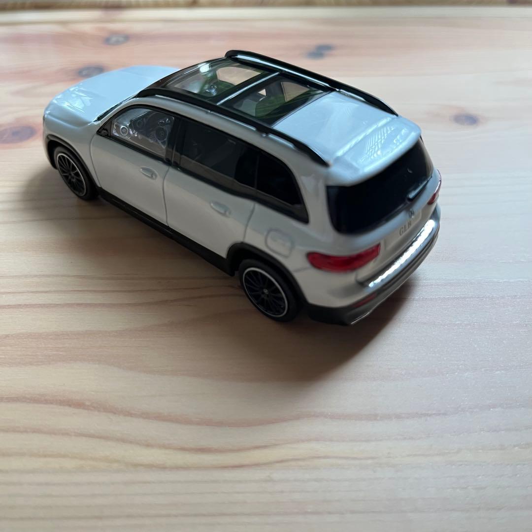Mercedes-Benz GLB ミニカー ホワイト 1/43