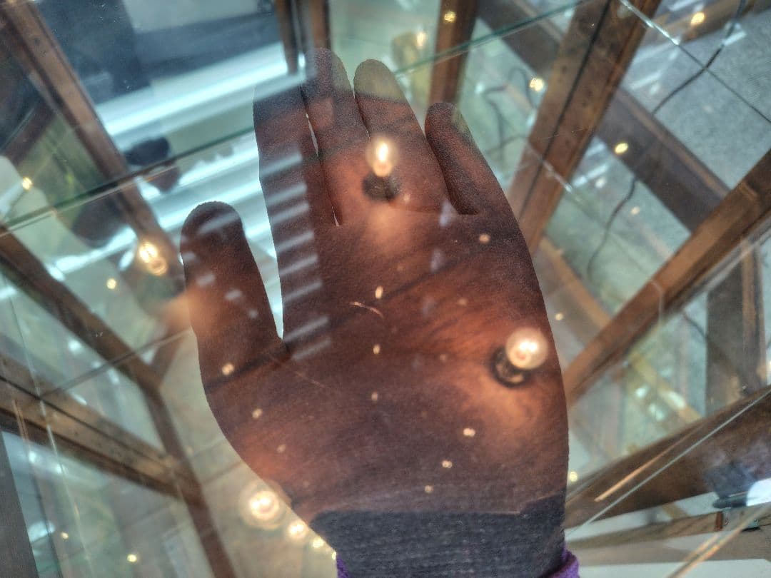 □ えぞ民族家具 飾り棚 北海道 旭川 蝦夷民芸 ガラスキャビネット