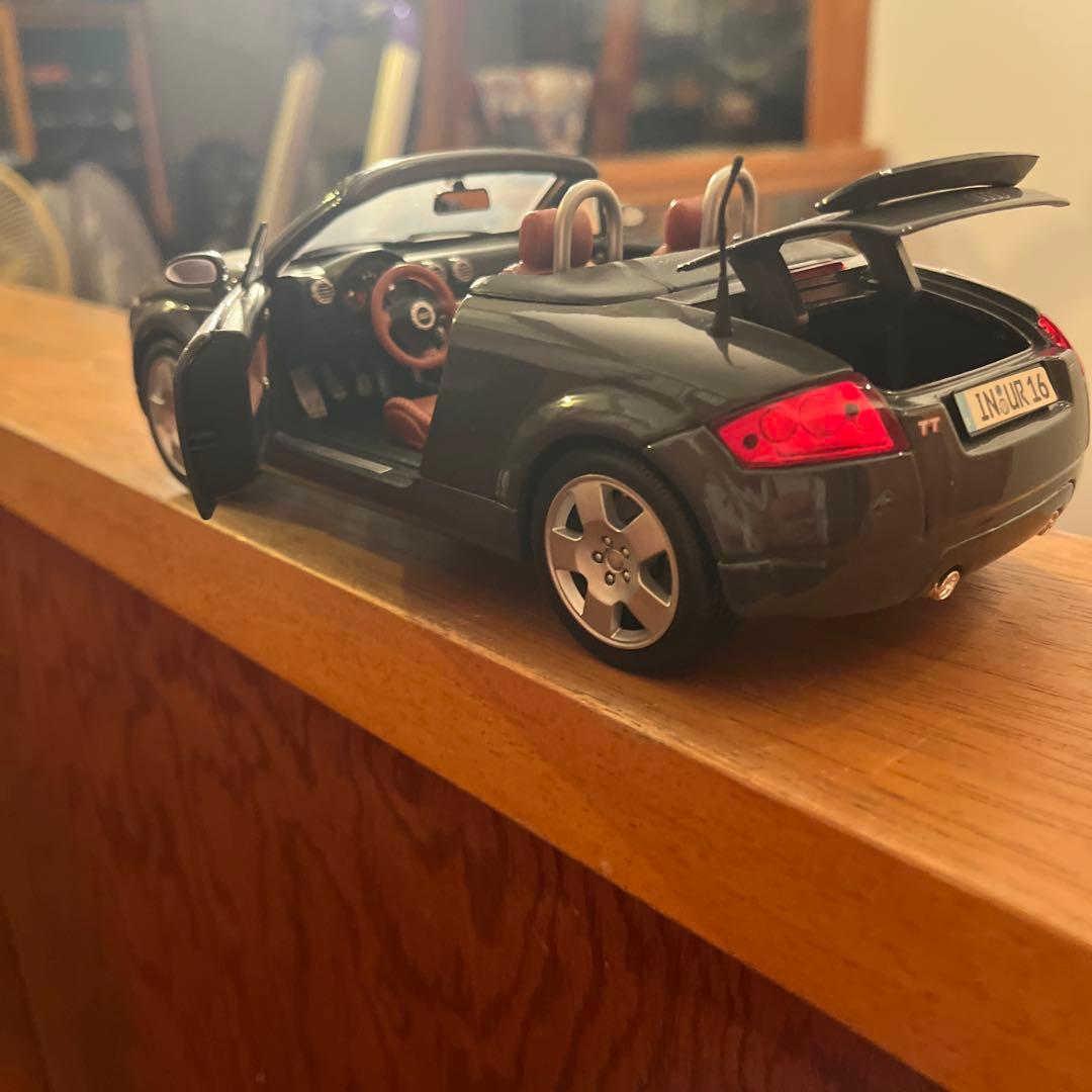 ミニカー Audi TT Roadster 1/18