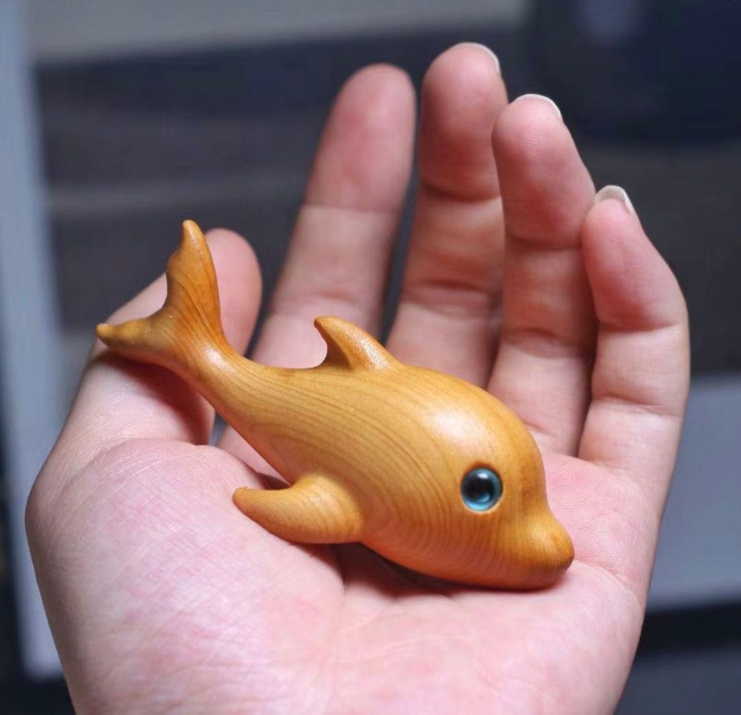 木製イルカフィギュア 手のひらサイズ