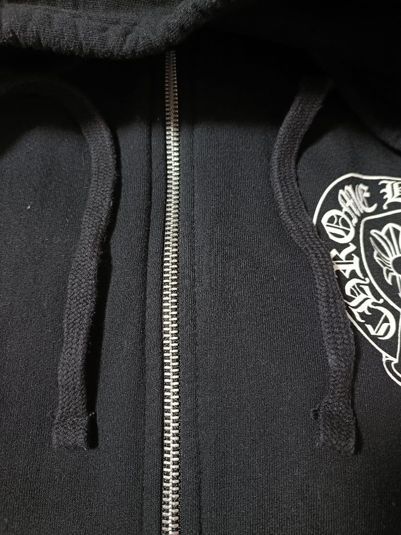 CHROME HEARTSバックホースシュープリントダガージップアップパーカー