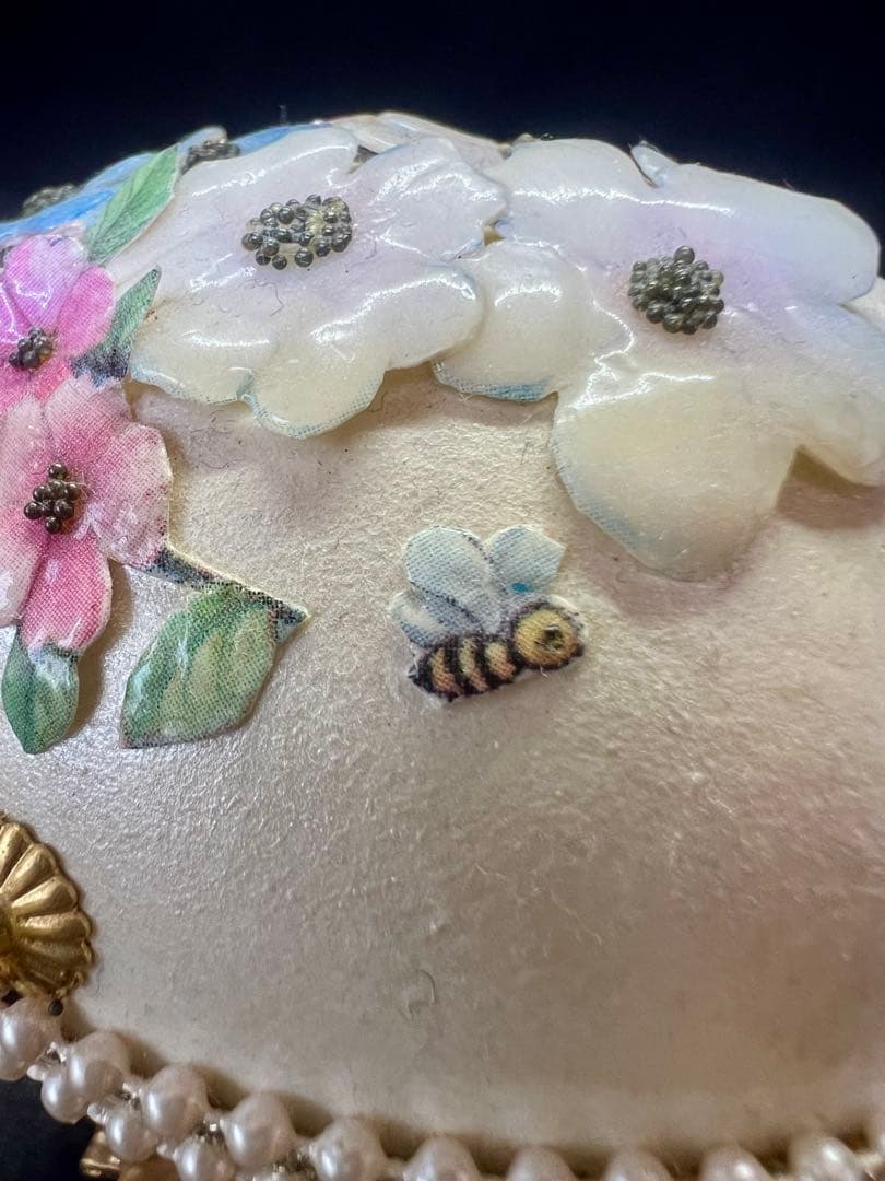 花模様の陶器製卵型ボックス