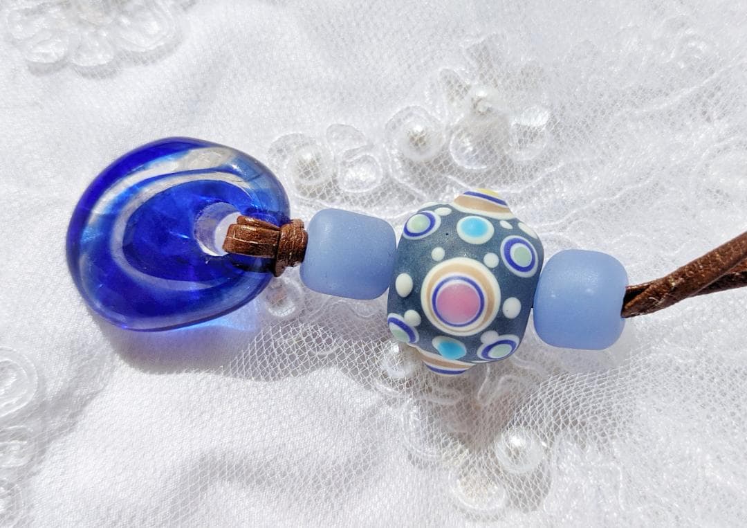 吉田正子トンボ玉（貳拾玖）　皮ひもネックレス　ガラス玉に込めた日本画　和のこころ