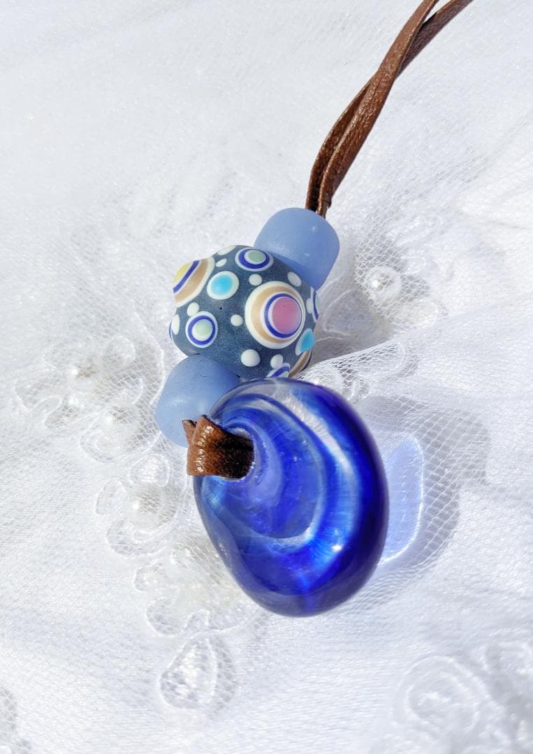 吉田正子トンボ玉（貳拾玖）　皮ひもネックレス　ガラス玉に込めた日本画　和のこころ