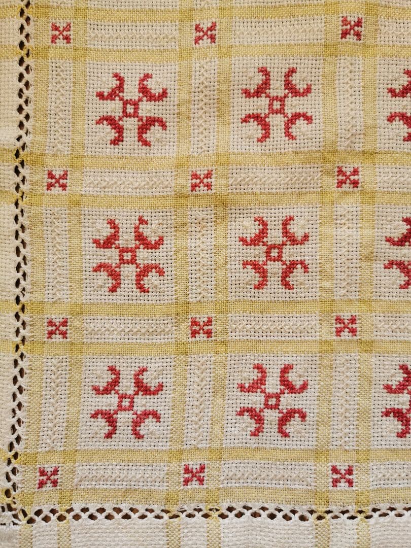 アンティークフランス購入 北欧ハーダンガー赤紅糸刺繍 ライム格子織リネンクロス