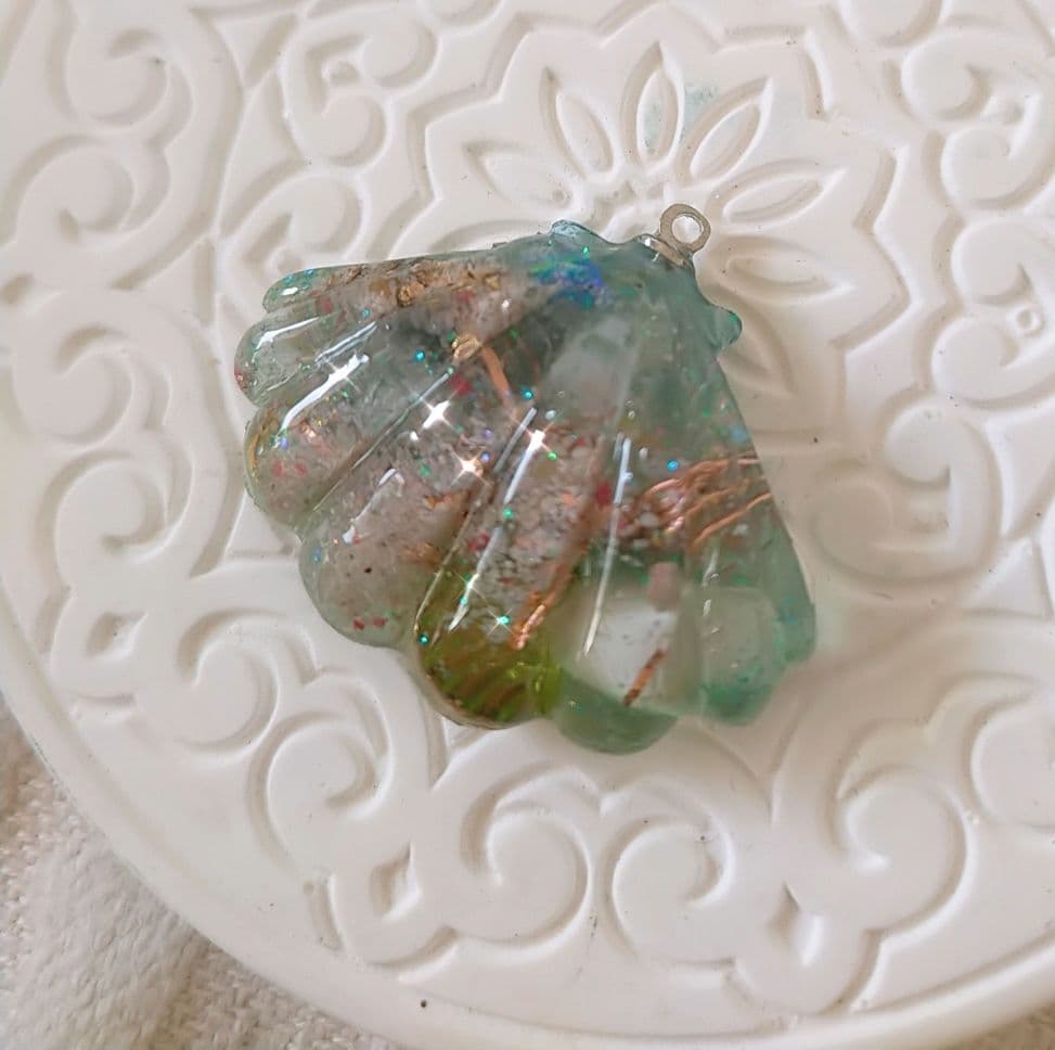 さるれ♥オルゴナイト　貝殻型　チャーム　糸魚川翡翠