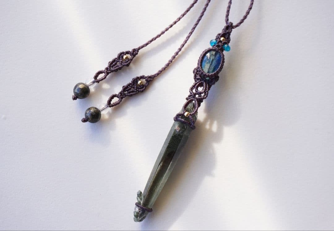 《P.》クリスタルポイント&カイヤナイト　マクラメネックレス