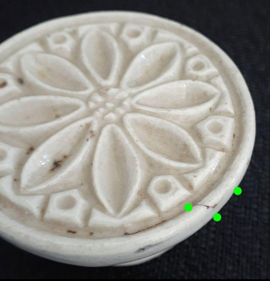 李朝　韓国古美術　韓国古陶磁器　白磁　陽刻浮彫　花文様　高付台皿　菓子型　餅型
