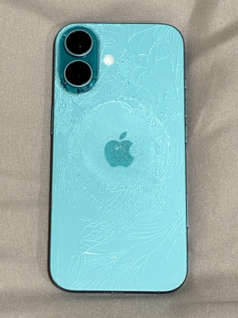iPhone16 背面割れ　動作不良なし　ジャンク品扱い