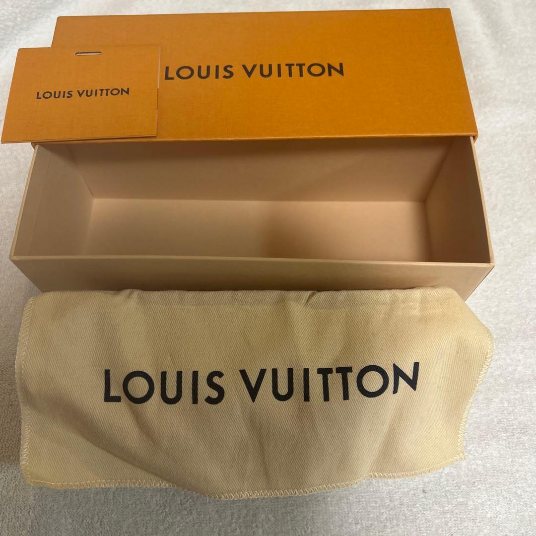 LOUIS VUITTON 香水ケース（箱、保存袋、メッセージカード付き）です。