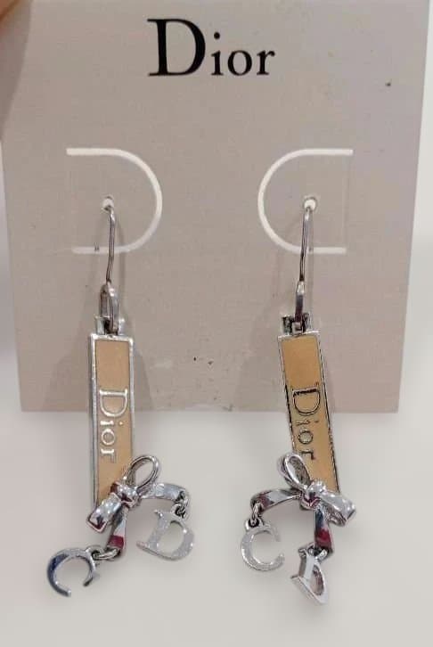Dior ロゴ入りシルバーピアス