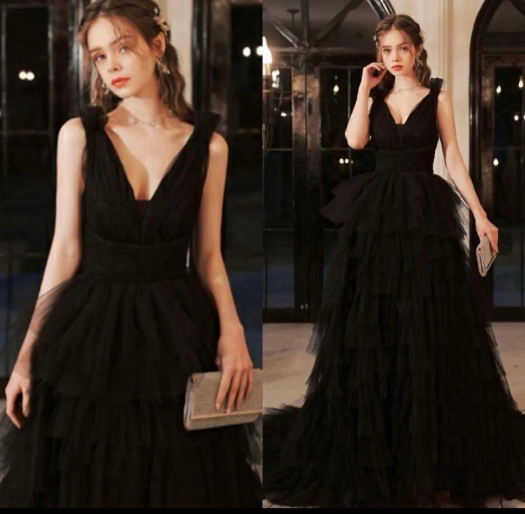 黒いフリル付きロングドレス