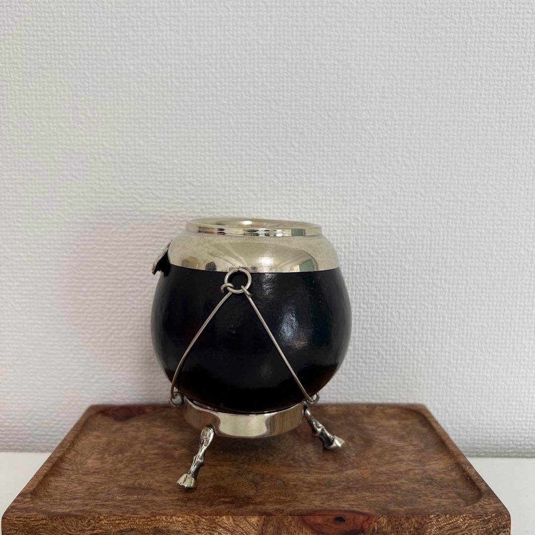 アルゼンチン製 アルパカ装飾／馬モチーフ／脚付き台座マテ壺