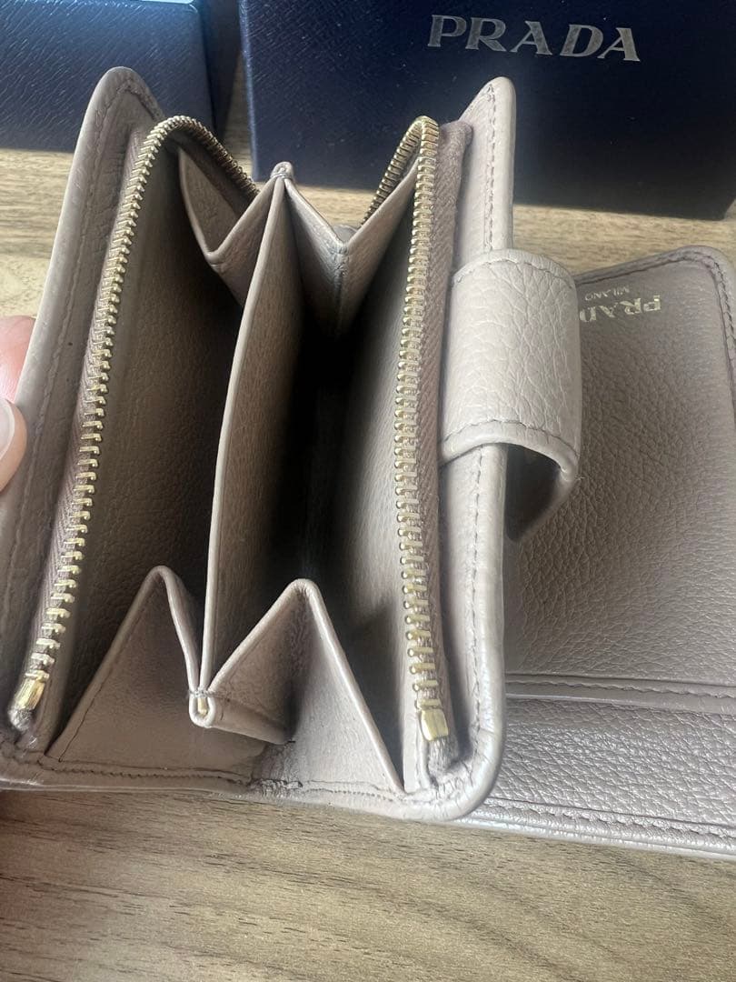 PRADA ベージュ 二つ折り財布