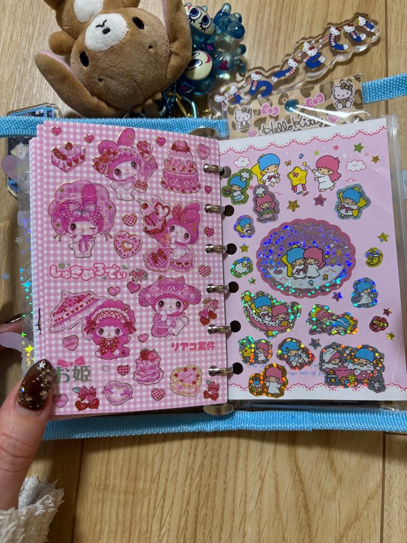 シール帳完成品　サンリオ　ボンドロ リラックマ ディズニー たまごっち