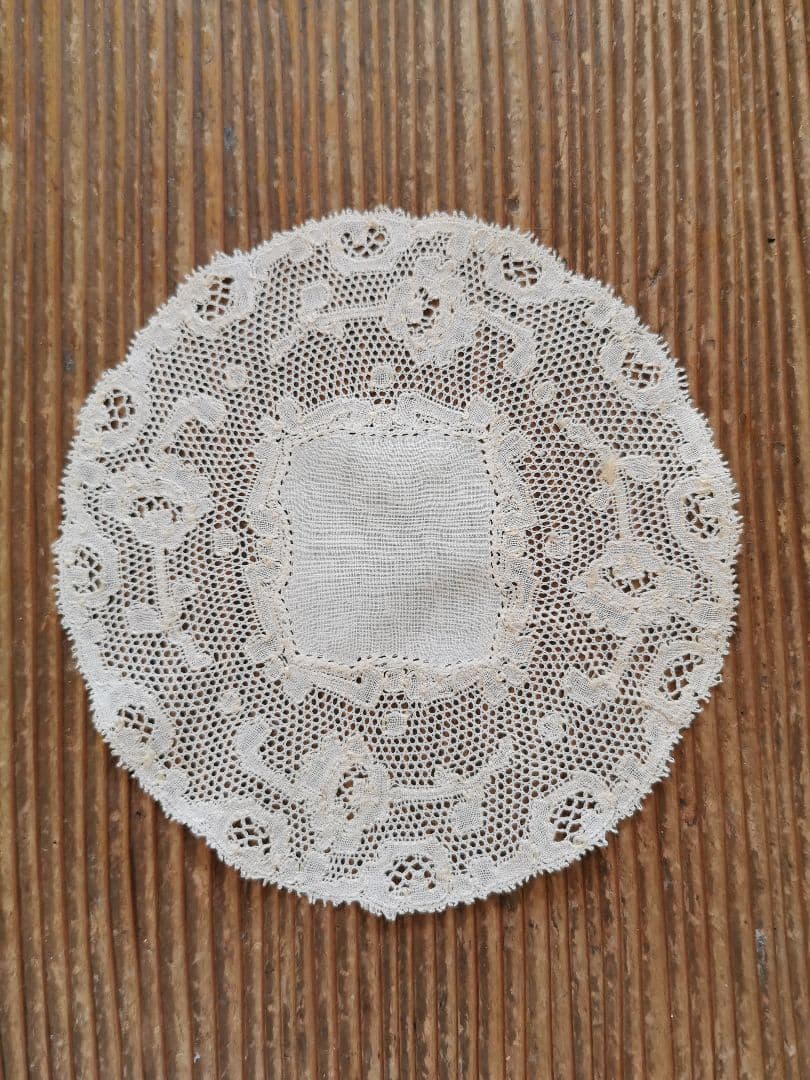 アンティーク ポワンドパリ 舞う1輪の薔薇のモチーフ センターフレームドイリー