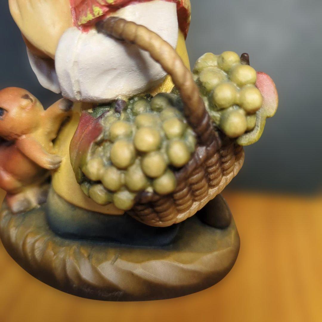 イタリア　アンリ社　木彫りの人形 収穫の祈り　という作品です。