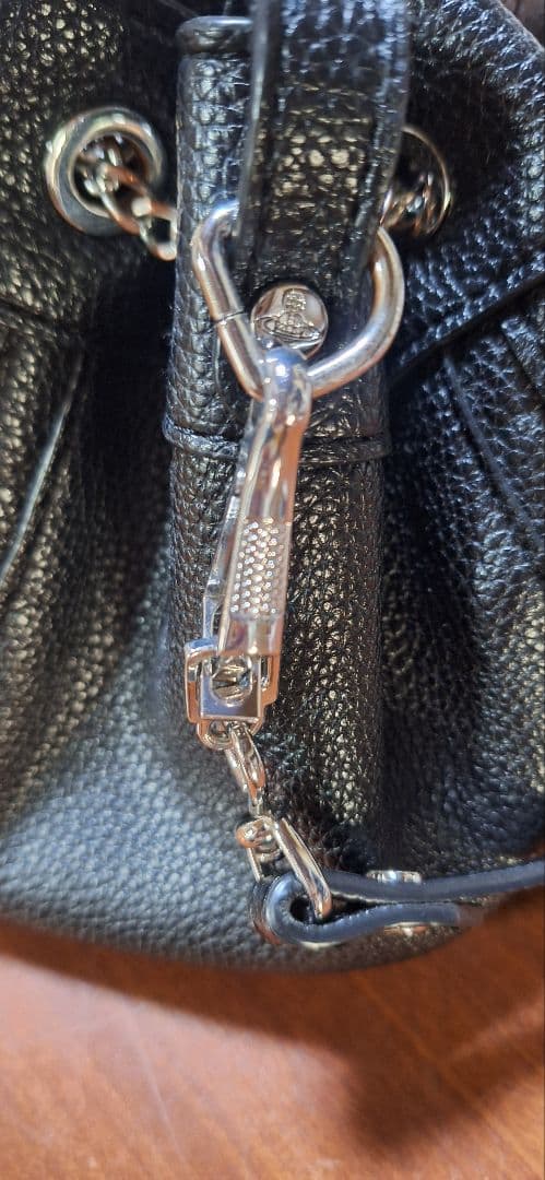 ヴィヴィアンウエストウッド 黒のヴィーガンレザーバケットバッグ