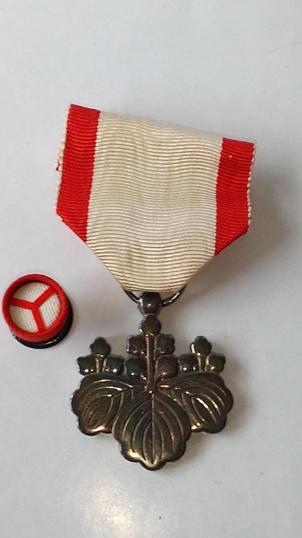 勲八等瑞宝章 勲八等白色桐葉章 勲章 ミリタリ ミリタリーグッズ 旧日本軍 美品