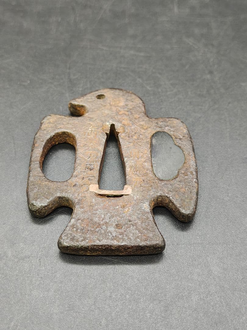 紀宗政作　八幡太郎鳩丸御太刀鍔写　鉄地変形子鍔　甲冑師鍔　武具　江戸時代後期