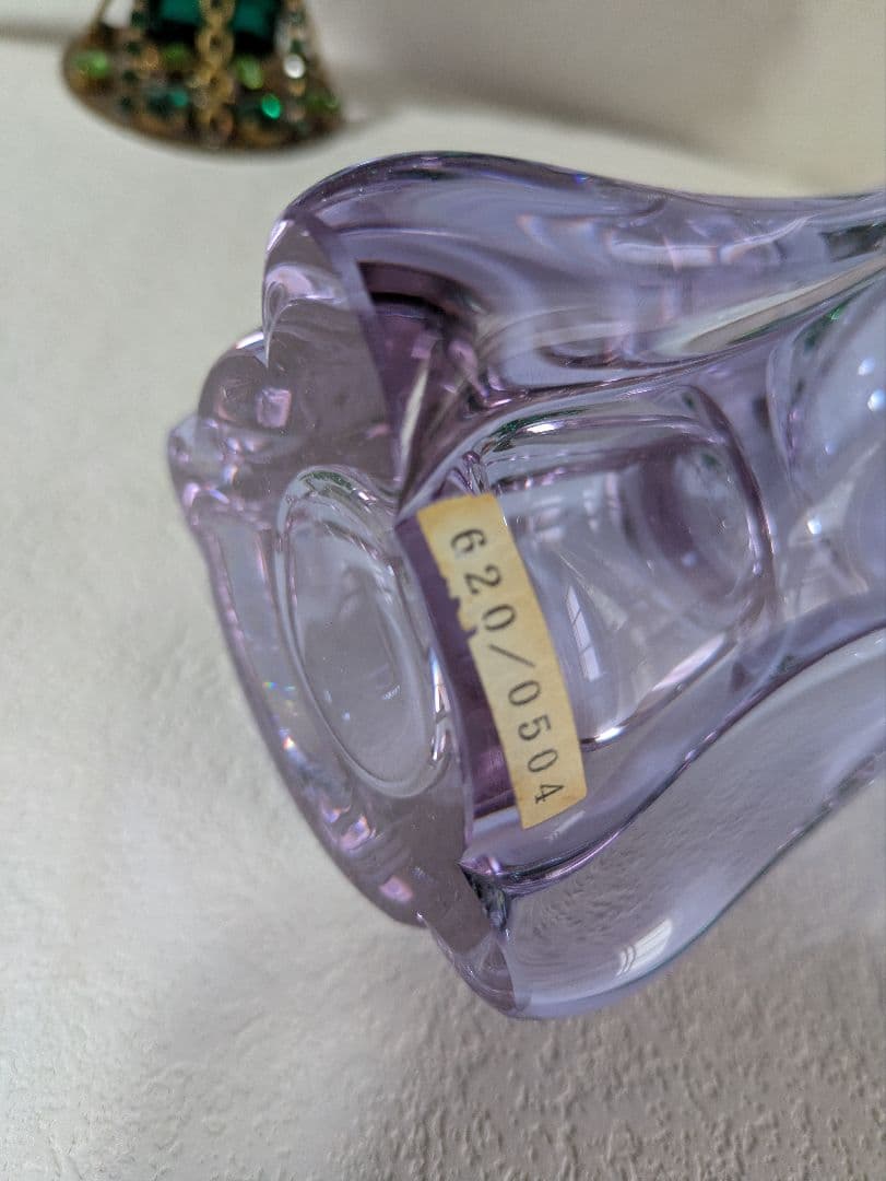 薄紫色の花瓶 　アレキサンドライト　サインアリ　変色ガラス　28cm お値下げ中