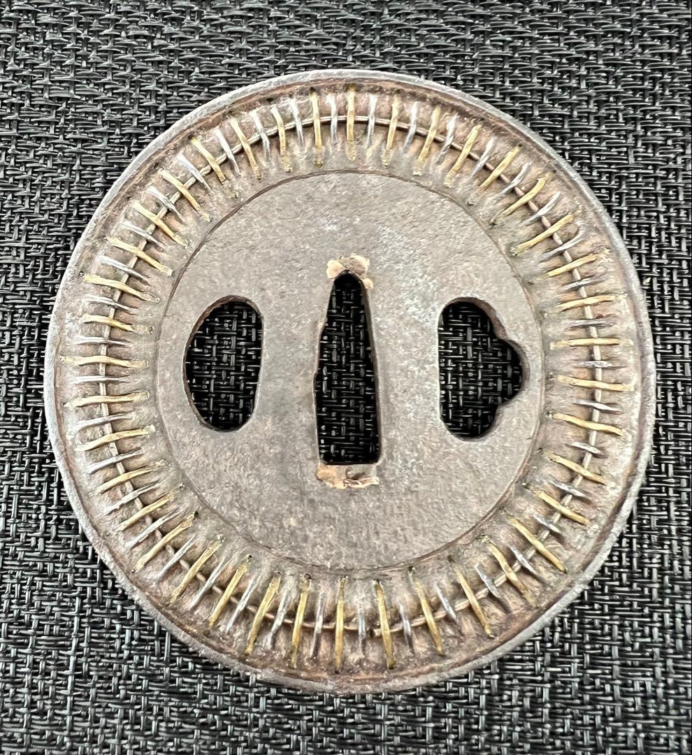 刀鍔 信玄鍔 百足鍔 無銘 鉃地 真鍮 年代物 箱付き(鍔布団付き)