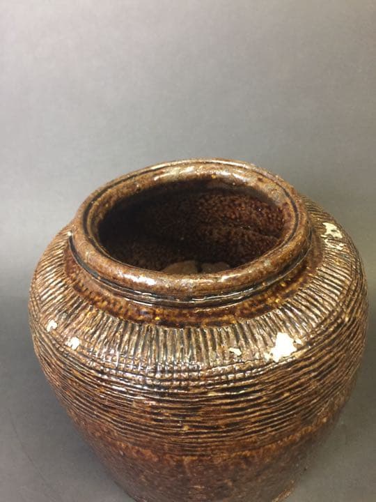 茶道具  水指しサイズ 茶道の神髓にビッタリ 古い 醬釉刻線紋罐 中国明時代