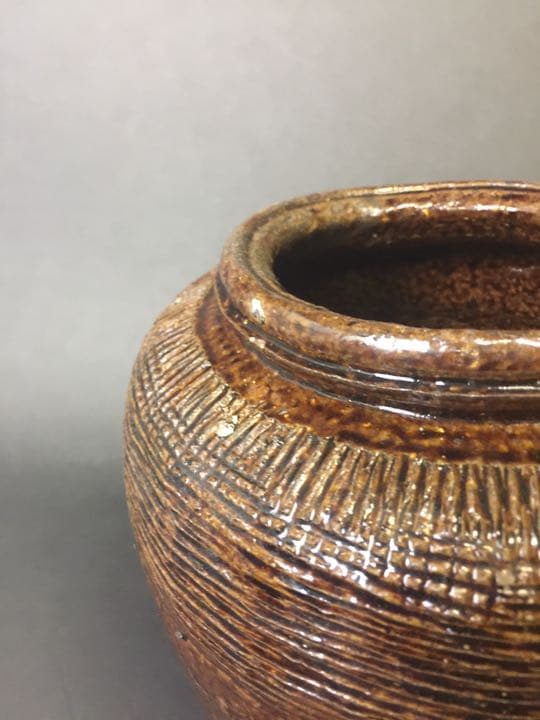 茶道具  水指しサイズ 茶道の神髓にビッタリ 古い 醬釉刻線紋罐 中国明時代